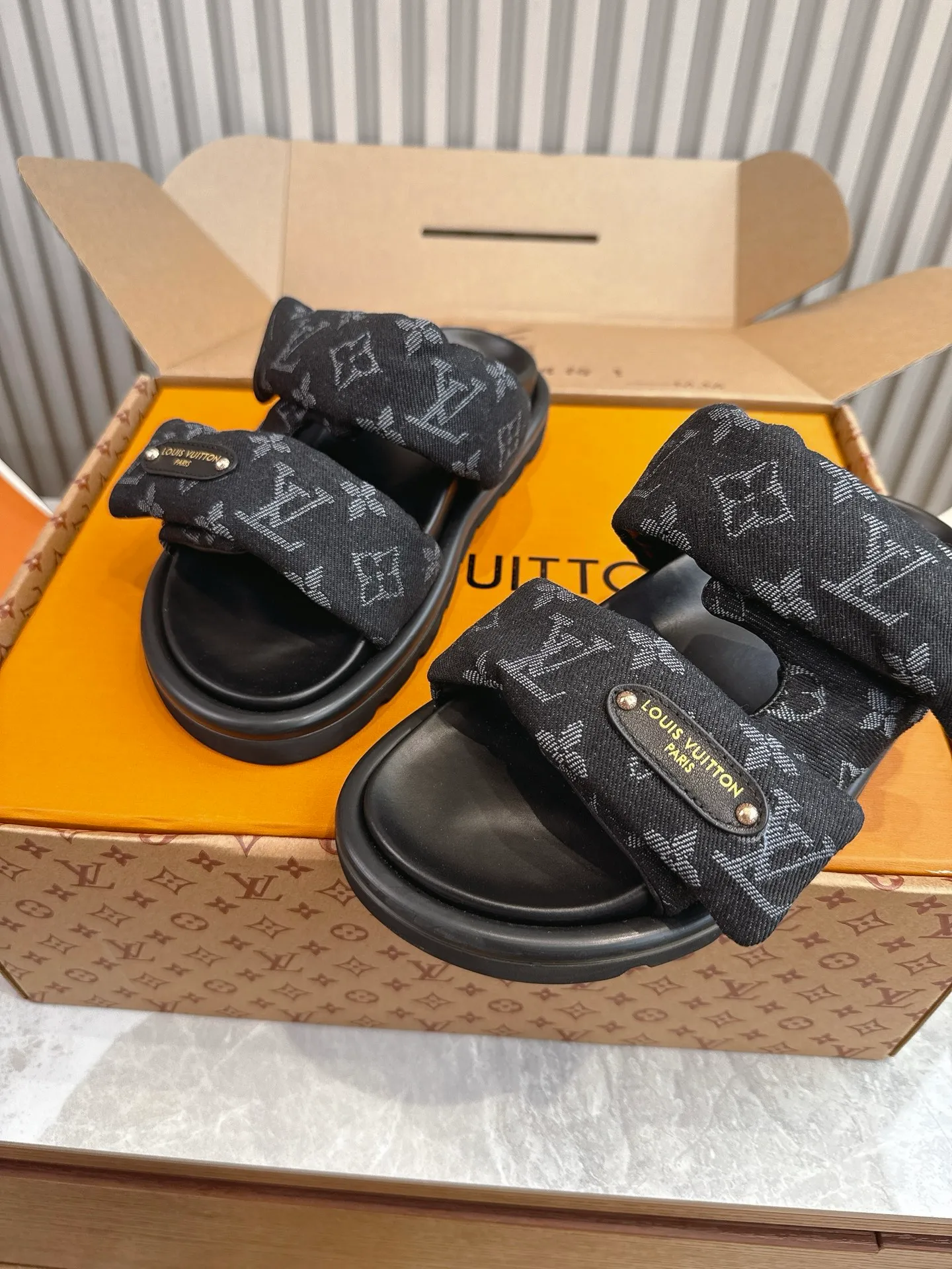 👟👟Ex-factory price 440👟👟 (top version) 🏠Real shot🎬[Purchase level] Down filling! Any PK market sponge version‼ ️ 25sLV new model is available at the counter - summer slippers are the soul. The latest denim denim Poll Pillow is a laid-back outfit. Start looking forward to summer☀️☀️ Denim Girl is here, v2025 denim denim is back. . . . Practical, versatile, and easy to wear. The new blue denim Velcro is released this time. I put it on with my eyes closed. It is a Velcro sandal. You don’t have to worry about high insteps. It can be adjusted. The upper is relatively soft and the shoes are not heavy. They are quite comfortable to wear. Size: 35-40 (men’s size +10 can be customized)